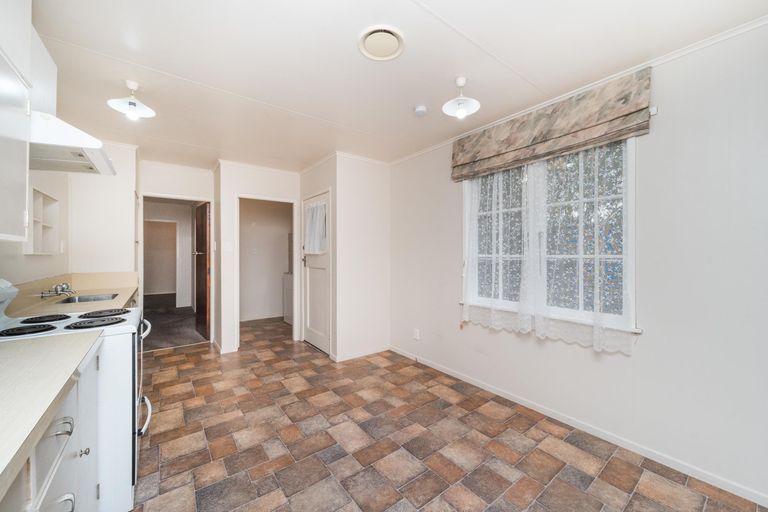 Photo of property in 15b Wikiriwhi Crescent, Awapuni, Palmerston North, 4412