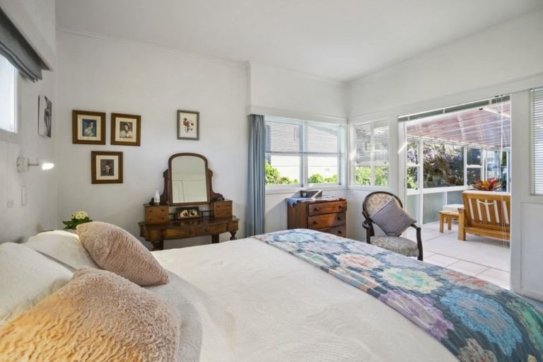 Photo of property in 1/290 East Coast Road, Forrest Hill, Auckland, 0620