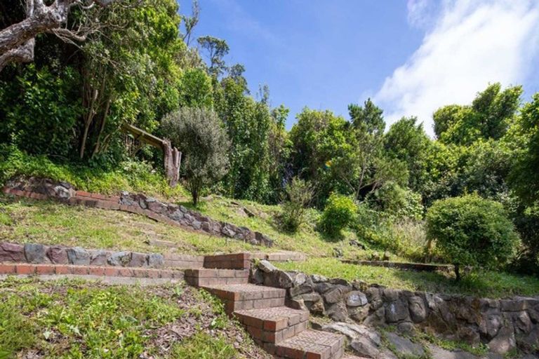 Photo of property in 102 Ruskin Road, Newlands, Wellington, 6037