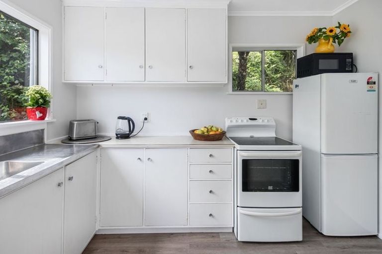 Photo of property in 2/15 Wakely Road, Newlands, Wellington, 6037