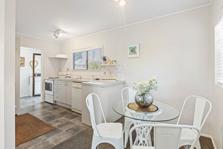 Photo of property in 3/39 Fairmount Road, Titirangi, Auckland, 0604