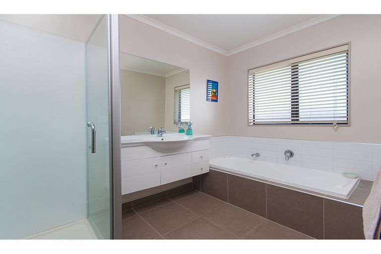 Photo of property in 8 Puketi Lane, Waiuku, 2123