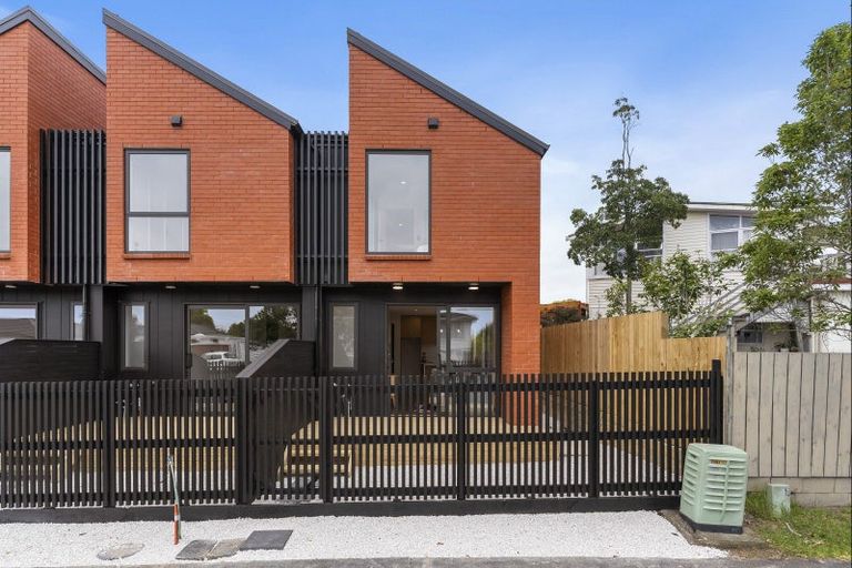 Photo of property in 121a Reeves Road, Pakuranga Heights, Auckland, 2010