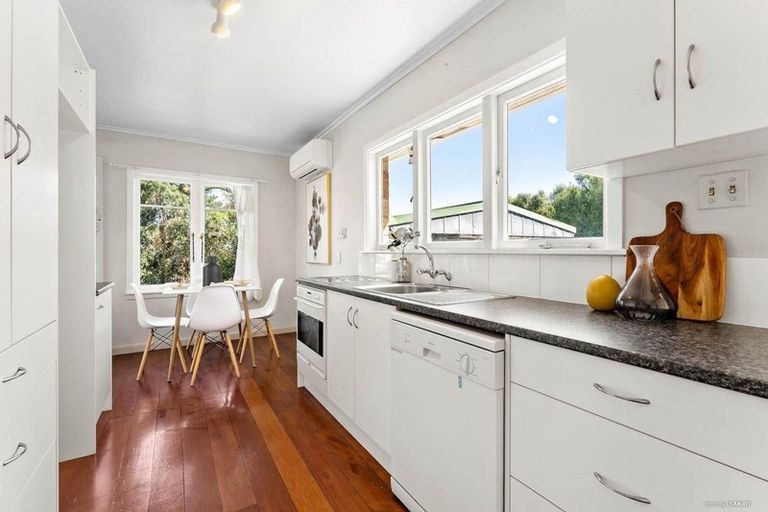 Photo of property in 30 Kereru Street, Henderson, Auckland, 0612