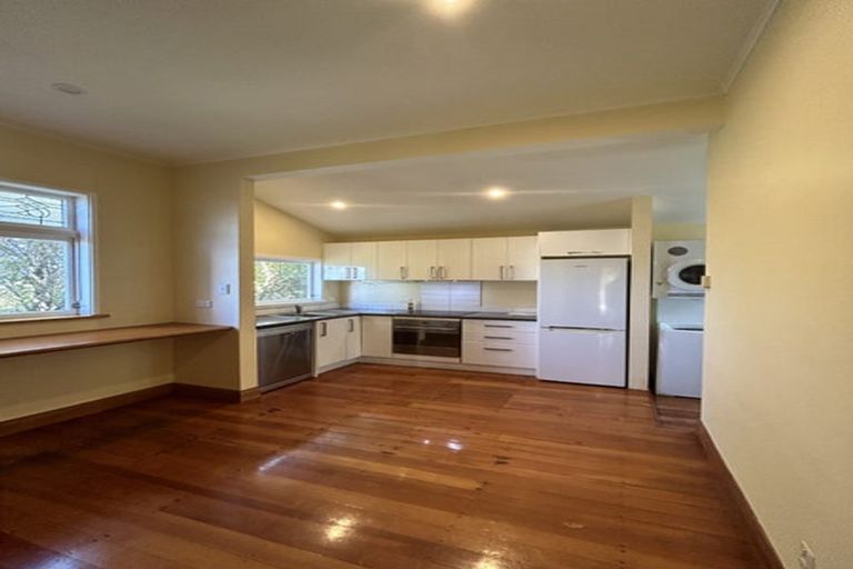 Photo of property in 100 Mortimer Terrace, Brooklyn, Wellington, 6021