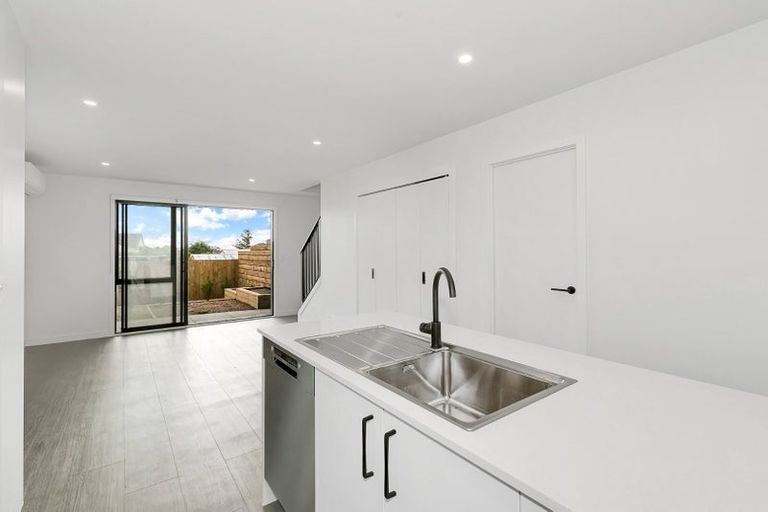 Photo of property in 20 Whanui Place, Mangere Bridge, Auckland, 2022