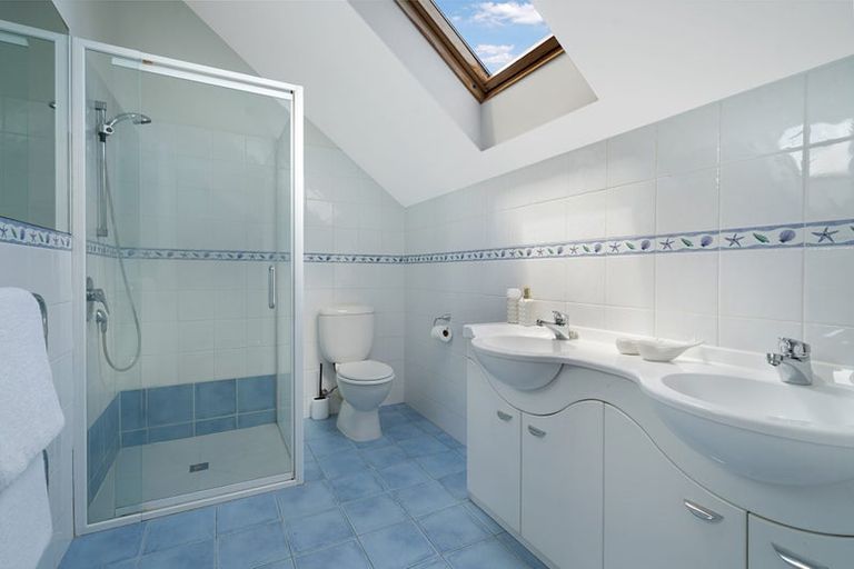 Photo of property in 3 Napuka Road, Henderson Valley, Auckland, 0612