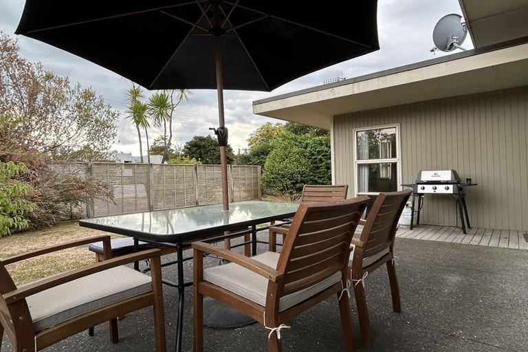 Photo of property in 2/12 Gradwell Place, Two Mile Bay, Taupo, 3330