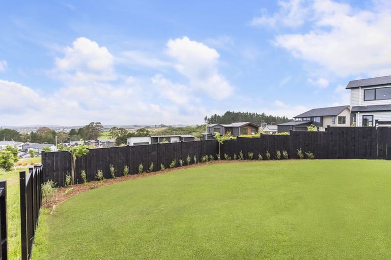 Photo of property in 33 Kikorangi Drive, Wainui, 0992