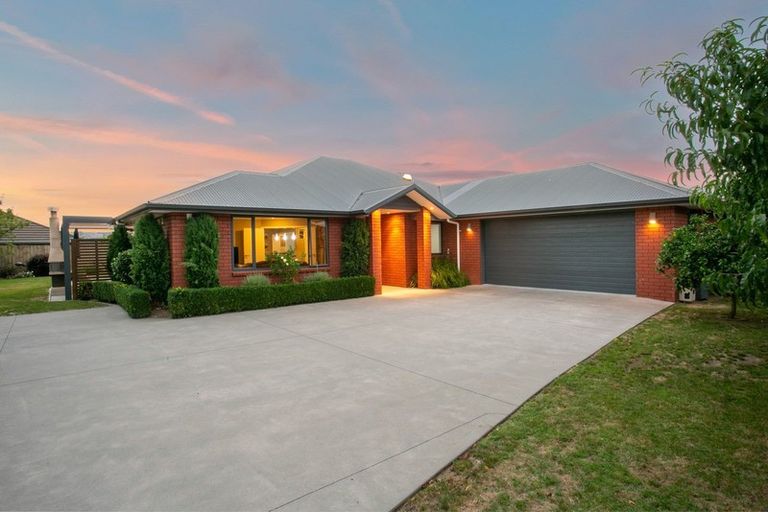 Photo of property in 8a Rose Leigh Drive, Cambridge, 3434