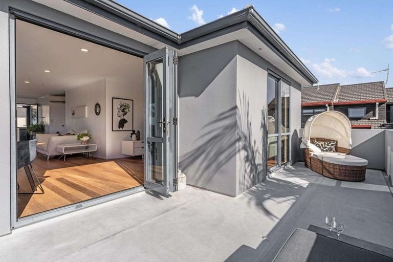 Photo of property in 16a Valley Road, Browns Bay, Auckland, 0630
