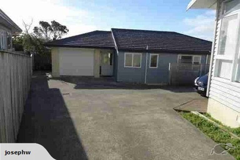 Photo of property in 6b Kinapori Terrace, Newlands, Wellington, 6037