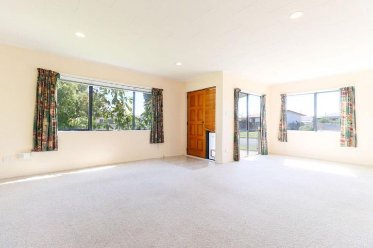 Photo of property in 75 Hillcrest Drive, Kelvin Grove, Palmerston North, 4414