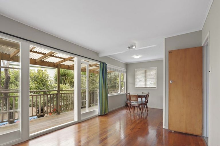 Photo of property in 12 Highland Avenue, Titirangi, Auckland, 0604