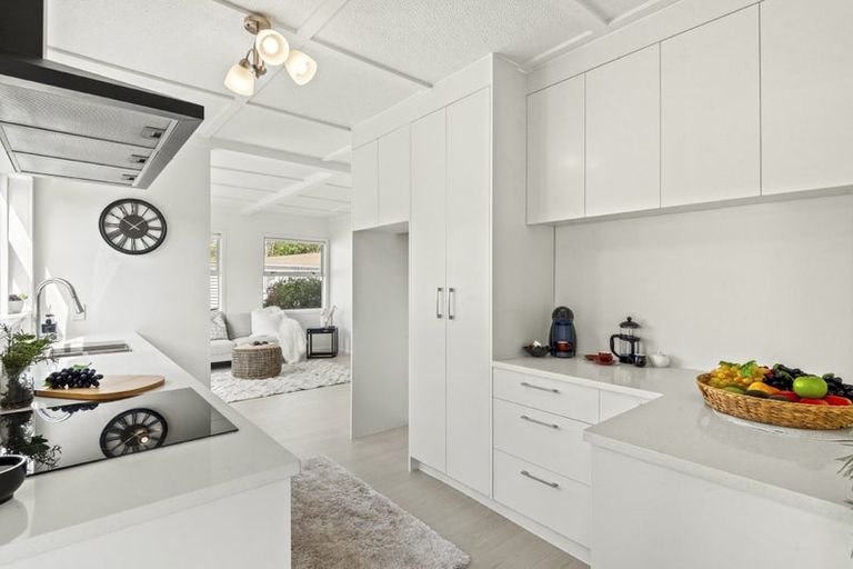 Photo of property in 5 Lyons Avenue, Murrays Bay, Auckland, 0630