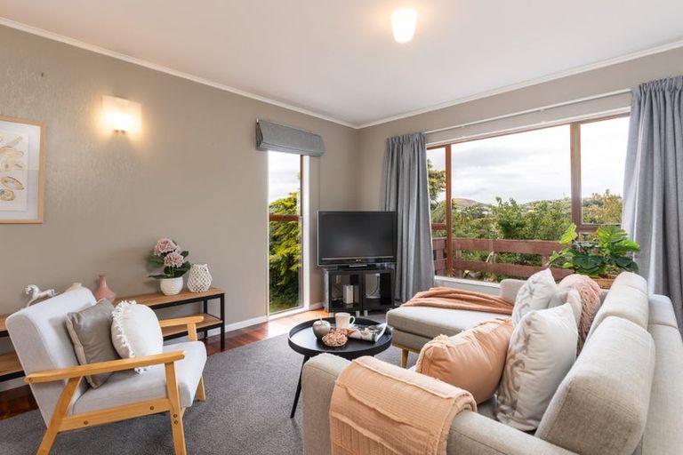 Photo of property in 6a Stella Grove, Newlands, Wellington, 6037