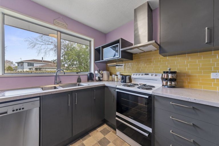 Photo of property in 1/11 Salford Avenue, Redwood, Christchurch, 8051