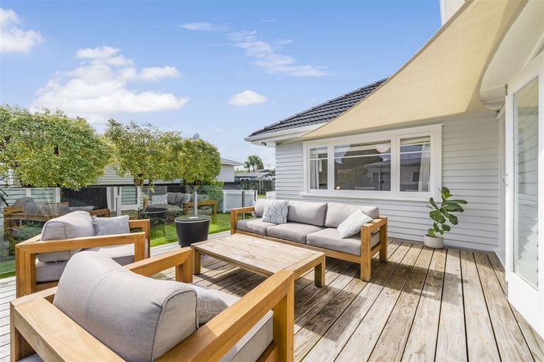 Photo of property in 17a Clinton Avenue, Te Atatu Peninsula, Auckland, 0610