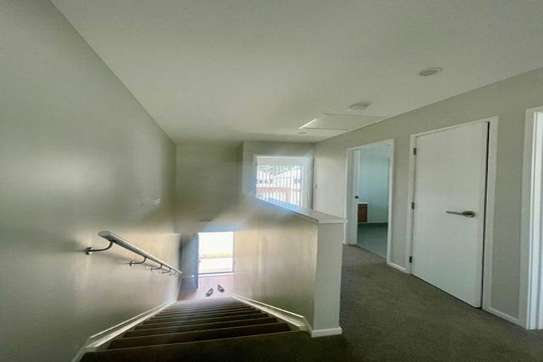 Photo of property in 2 Mikoikoi Crescent, Mangere Bridge, Auckland, 2022