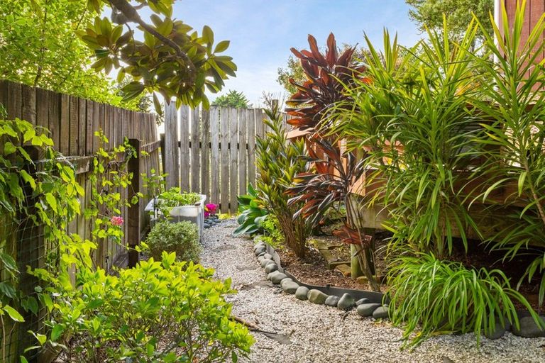 Photo of property in 76h Edmonton Road, Henderson, Auckland, 0612