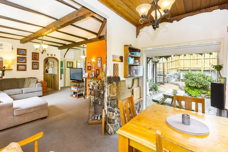 Photo of property in 43 Wyndham Road, Pinehaven, Upper Hutt, 5019