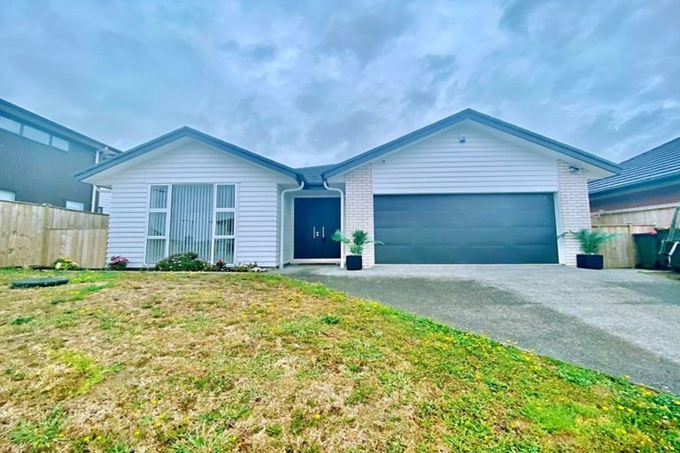 Photo of property in 71 Hayfield Way, Karaka, Papakura, 2113