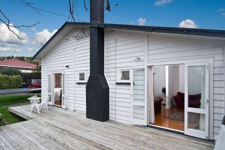 Photo of property in 1 Hinekohu Street, New Lynn, Auckland, 0600