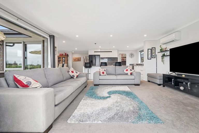 Photo of property in 14 Poutawa Lane, Clarks Beach, 2122