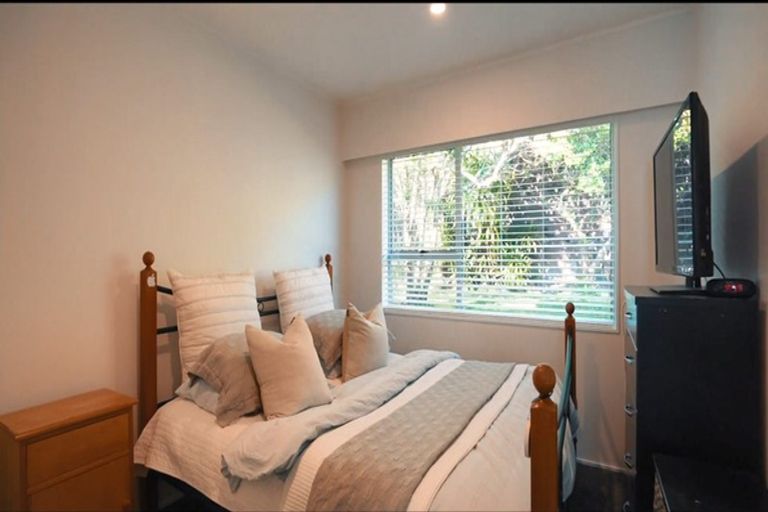 Photo of property in 2/9 Paruru Avenue, Northcote, Auckland, 0627