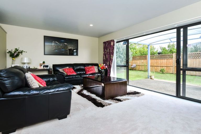 Photo of property in 25 Robertson Road, Favona, Auckland, 2024