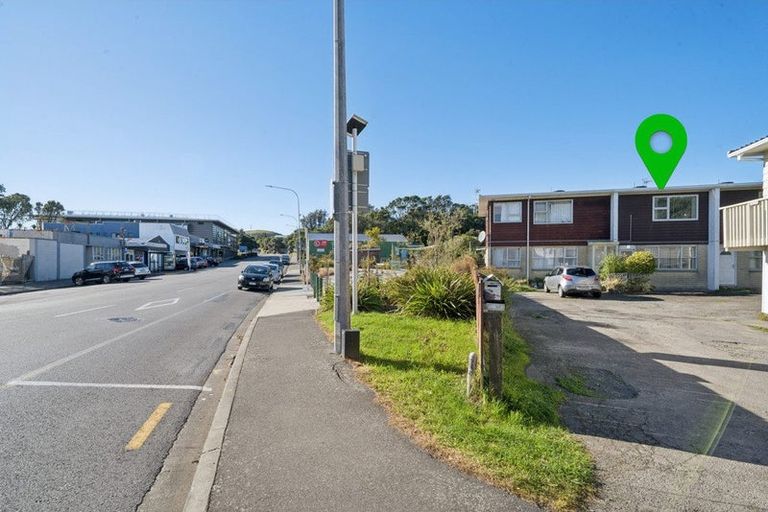 Photo of property in 2/210 Newlands Road, Newlands, Wellington, 6037
