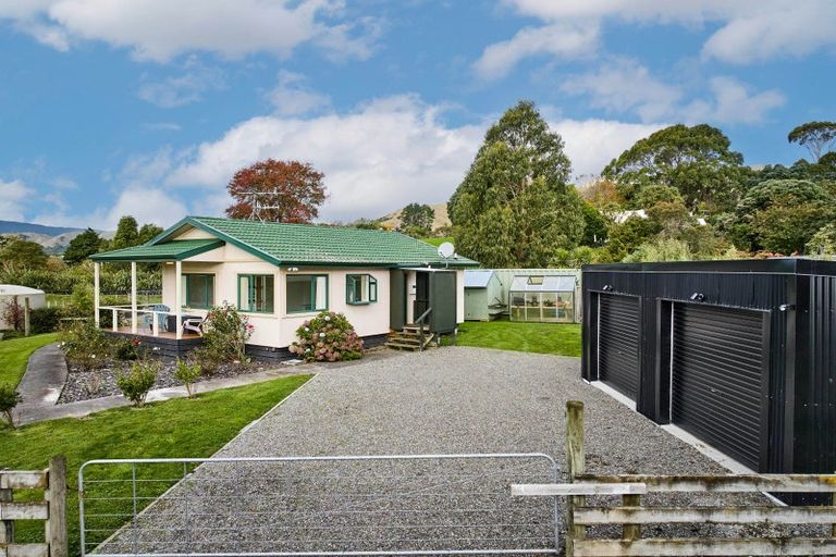 Photo of property in 140 School Road, Te Horo, Otaki, 5582