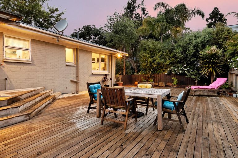 Photo of property in 12 Havelle Avenue, Titirangi, Auckland, 0604