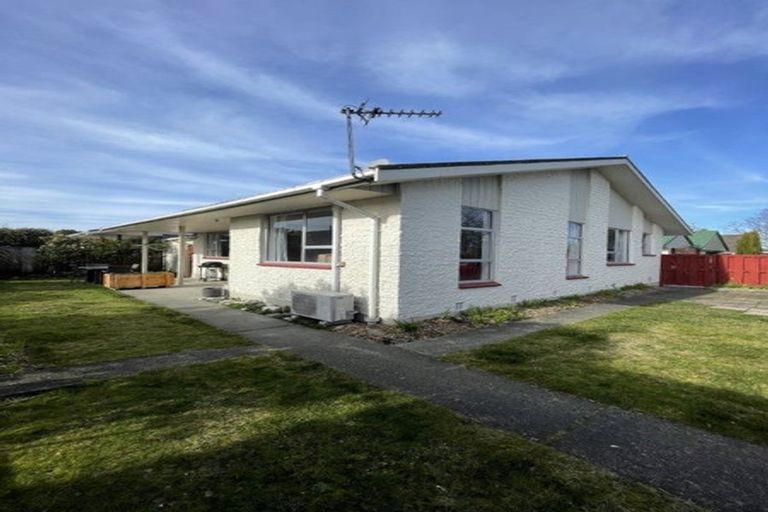Photo of property in 52 Royal Park Drive, Parklands, Christchurch, 8083