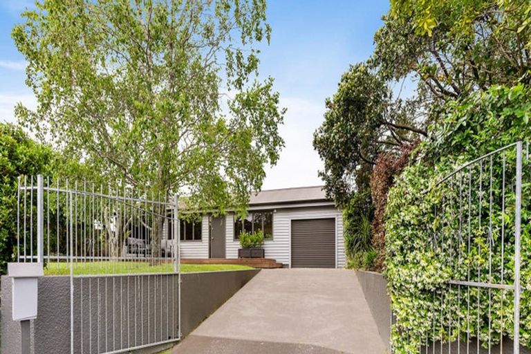 Photo of property in 122 Island Bay Road, Beach Haven, Auckland, 0626