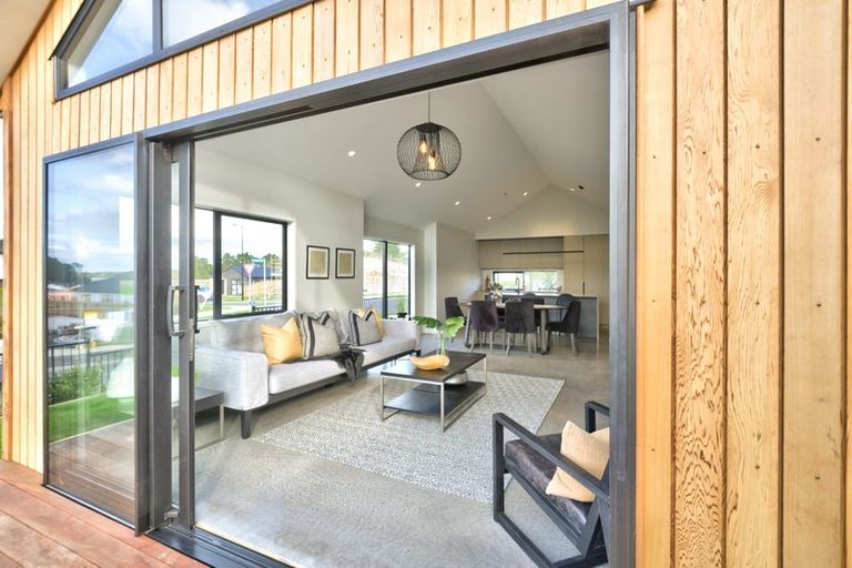 Photo of property in 38 Vinistra Road, Kumeu, 0810