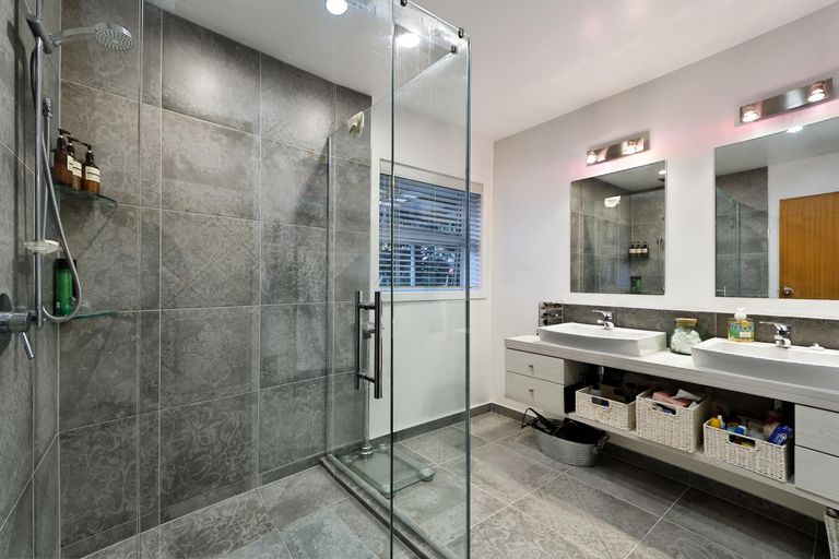 Photo of property in 12 Havelle Avenue, Titirangi, Auckland, 0604