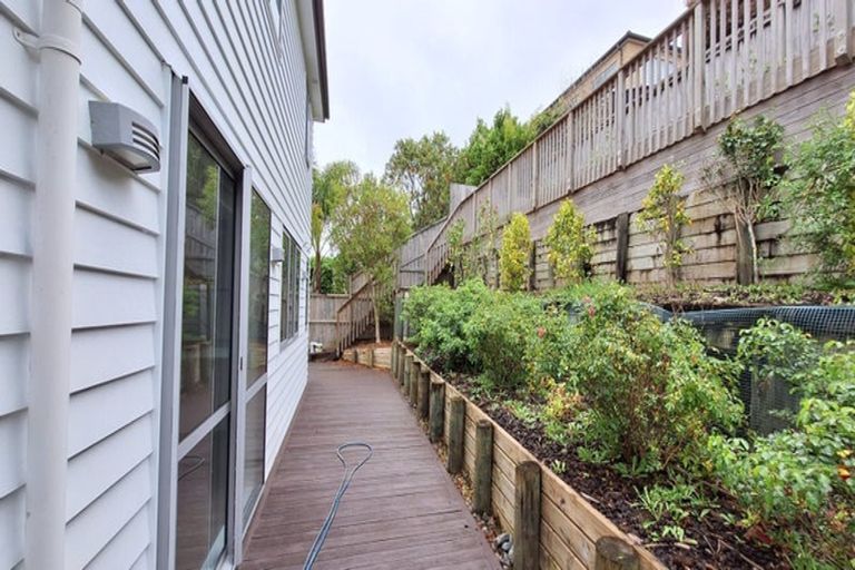 Photo of property in 8 Bintulu Place, Fairview Heights, Auckland, 0632