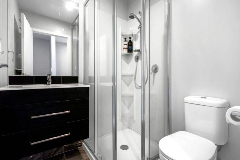 Photo of property in 27 Tokai Place, Glen Eden, 0602