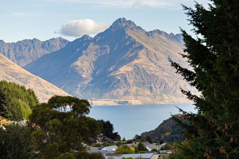 Photo of property in 1 Von Place, Fernhill, Queenstown, 9300