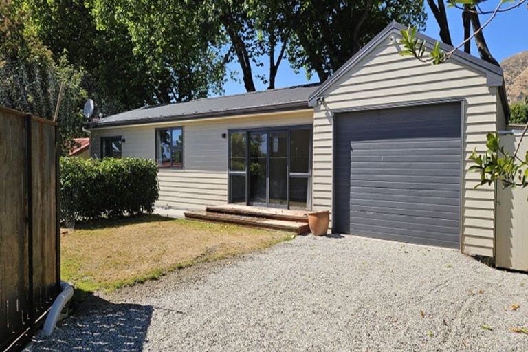 Photo of property in 17 Heuchan Lane, Wanaka, 9305