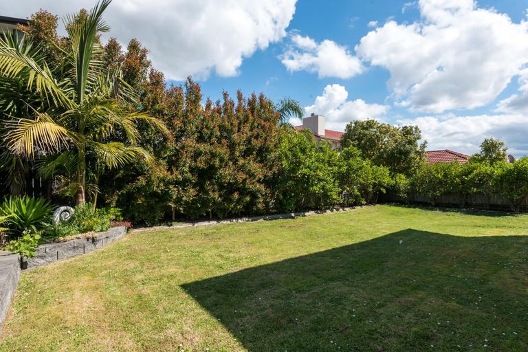 Photo of property in 19 Fairbairn Place, East Tamaki Heights, Auckland, 2016