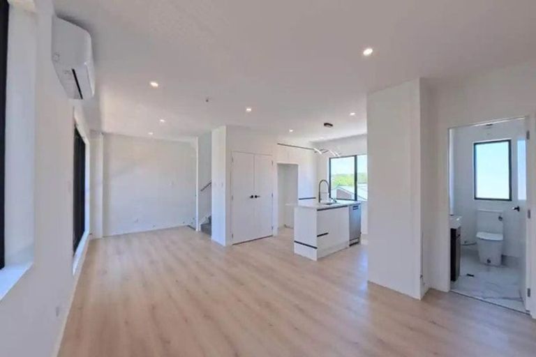 Photo of property in 7c Titirangi Road, New Lynn, Auckland, 0600