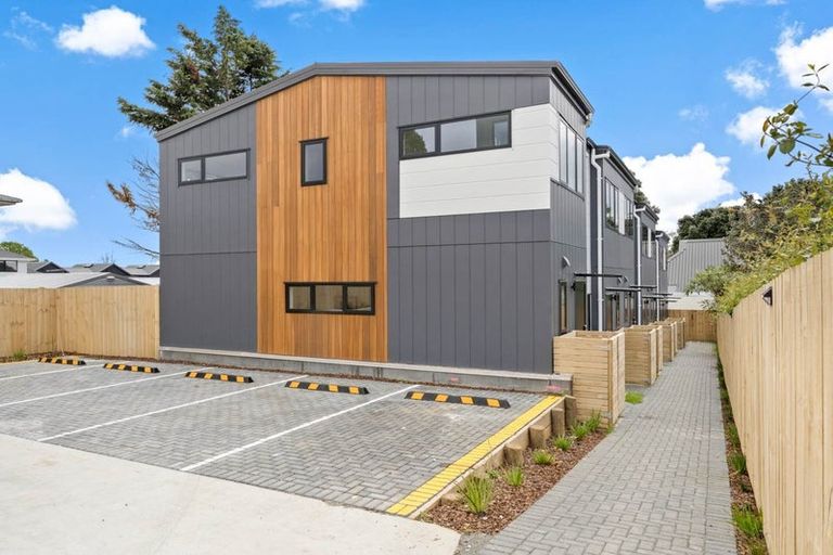 Photo of property in 2/58 Waipani Road, Te Atatu Peninsula, Auckland, 0610