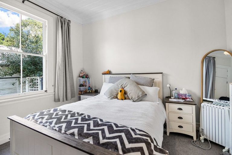 Photo of property in 18 Bracken Street, New Plymouth, 4310