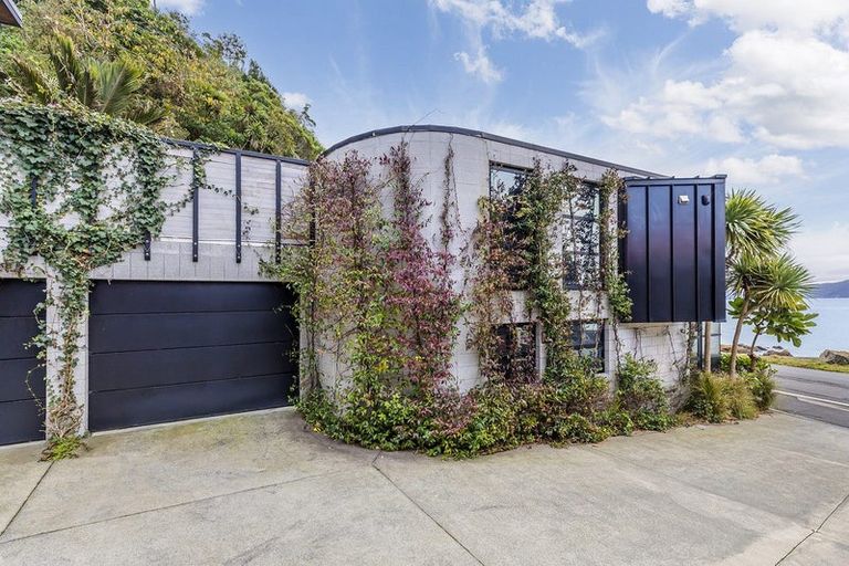 Photo of property in 377a Karaka Bay Road, Karaka Bays, Wellington, 6022