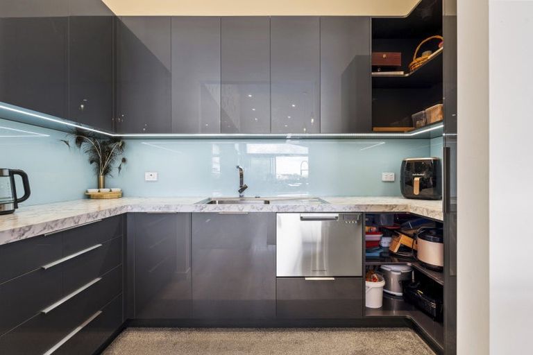 Photo of property in 25 Waitemata Drive, One Tree Point, 0118