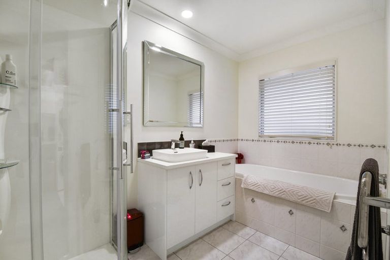 Photo of property in 160 Kittiwake Drive, Schnapper Rock, Auckland, 0632