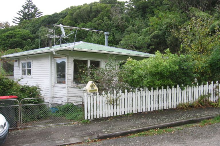 Photo of property in 3 Gahagan Way, Newlands, Wellington, 6037