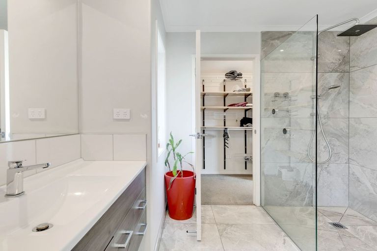 Photo of property in 117 Queen Charlotte Drive, Aotea, Porirua, 5024